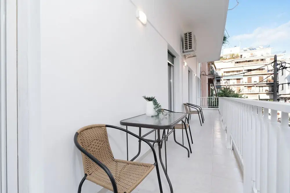 Spacious & Stylish Athens Apartment - Walk To Metro
