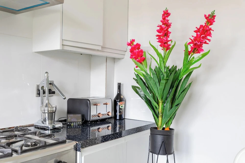 3 Bed Flat, Dedicated Workspace, Parking, 4KTV