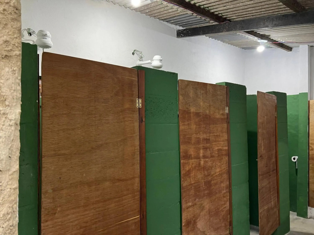 Aluguel de mini quartos e barracas no Perequê-açu de frente para o mar numero 1125