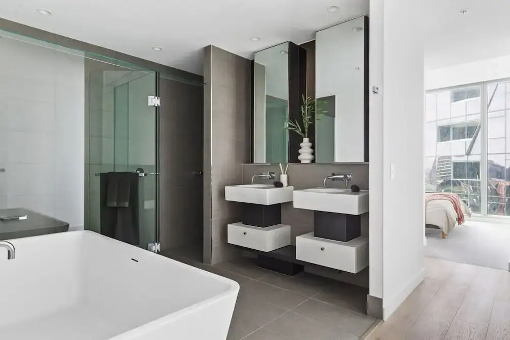 A Stylish 3BR Apt With Harbour Views, Free Parking