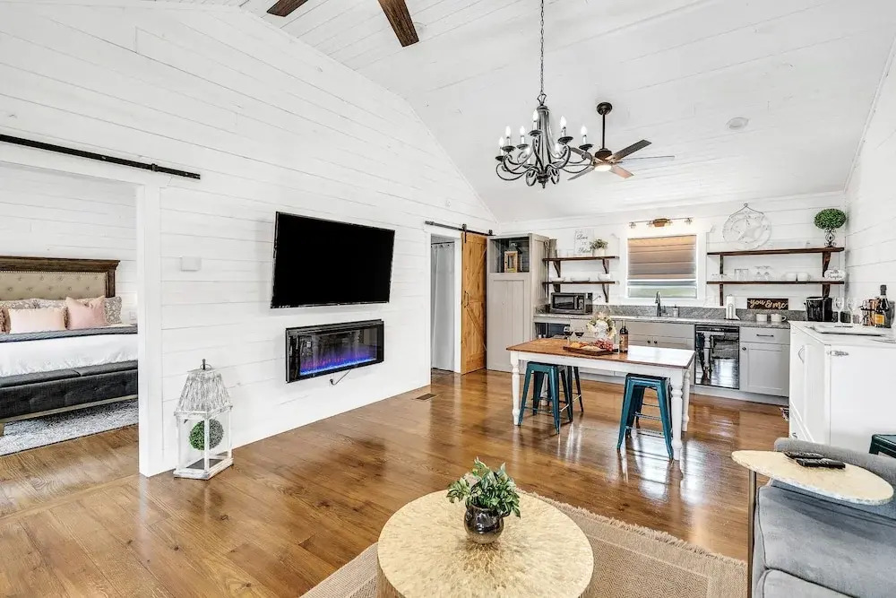 Charming Romantic Cabin 2 Miles From Wineries!