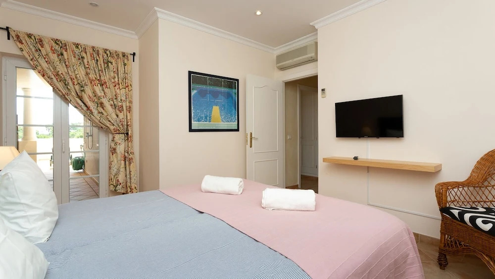 T2 Tennis Apartment