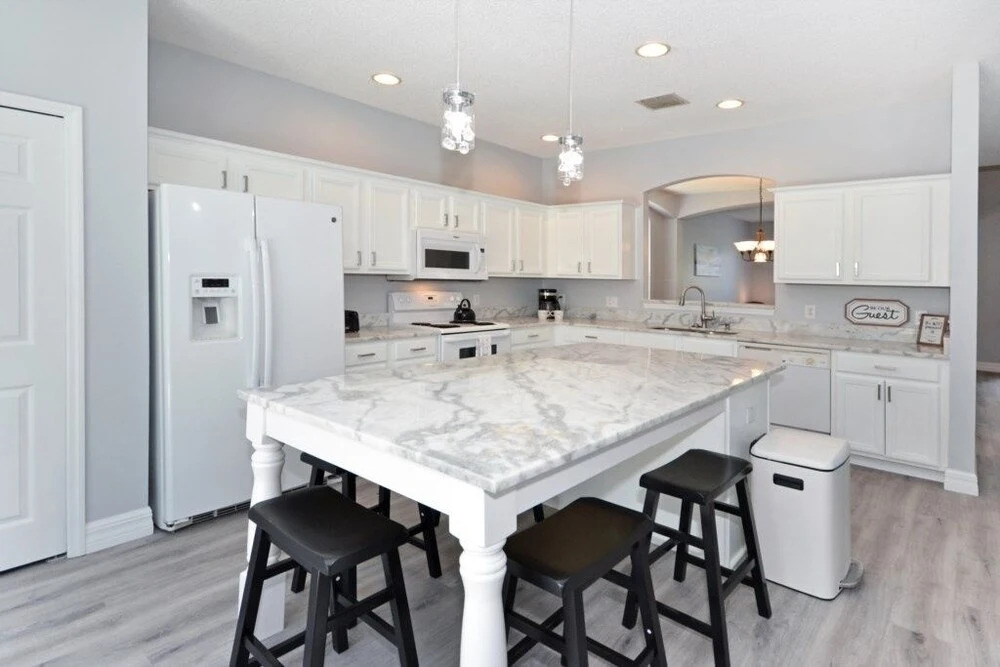 Hideaway Dream 6 Bedroom Home by RedAwning