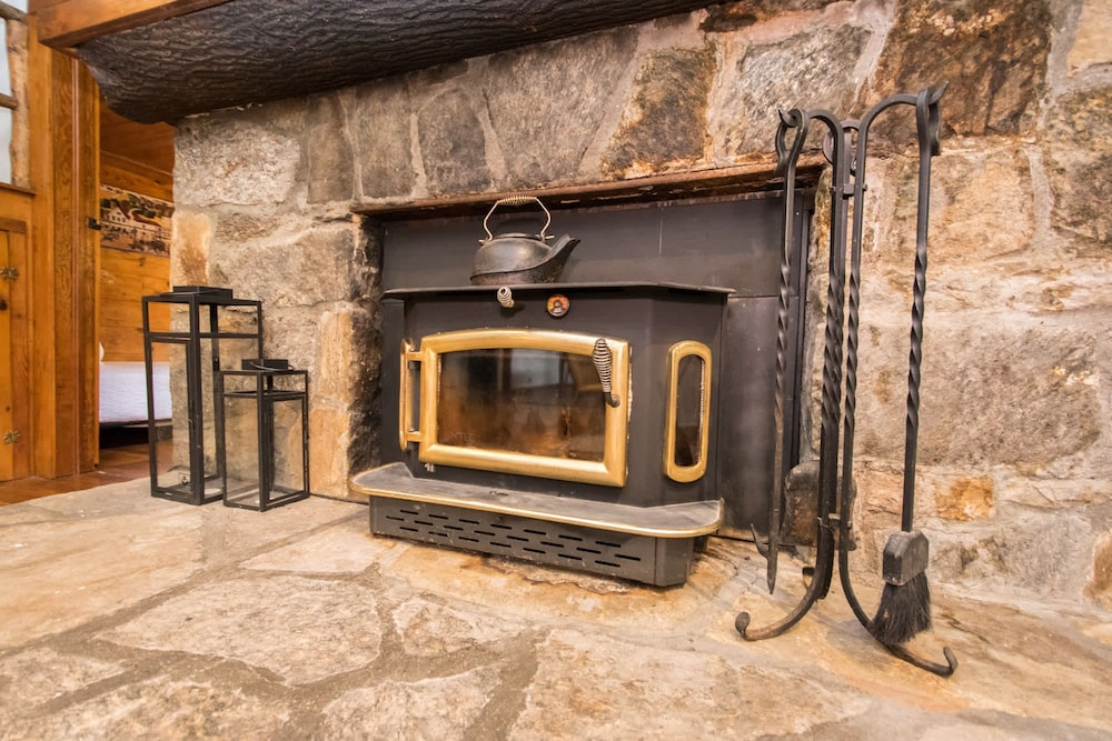 Spacious 4BR w Fireplace Ping Pong Free Tix