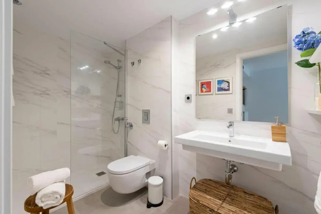 SUITE LUX APARTMENT. 80m FROM BEACH. FreeParking.