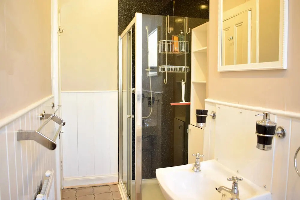 2 Bedroom Traditional Edinburgh Flat
