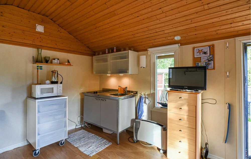 Lovely Home In Strömstad With Wifi
