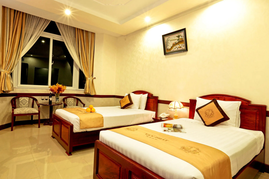 Van Phat Riverside Hotel