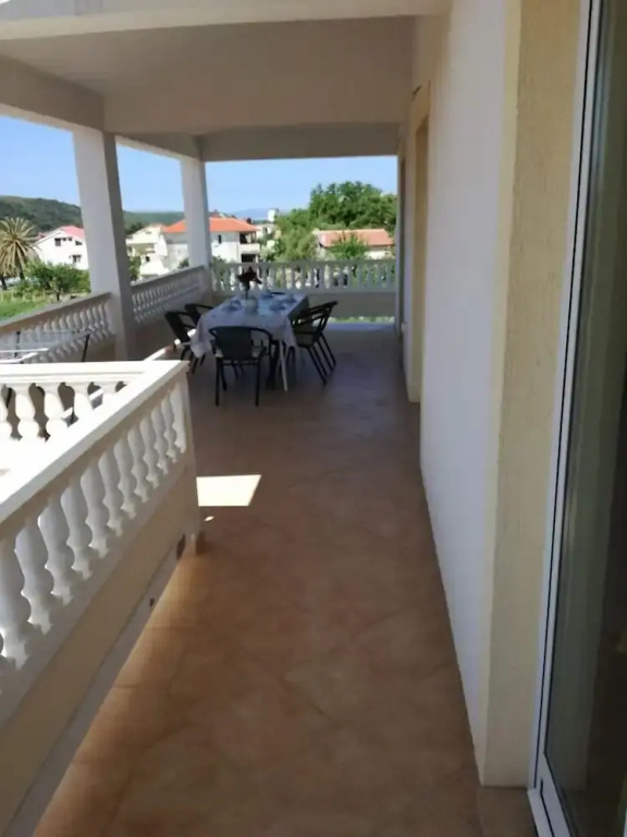 Robi- Swimming Pool and Beautiful Garden - A1-žuti