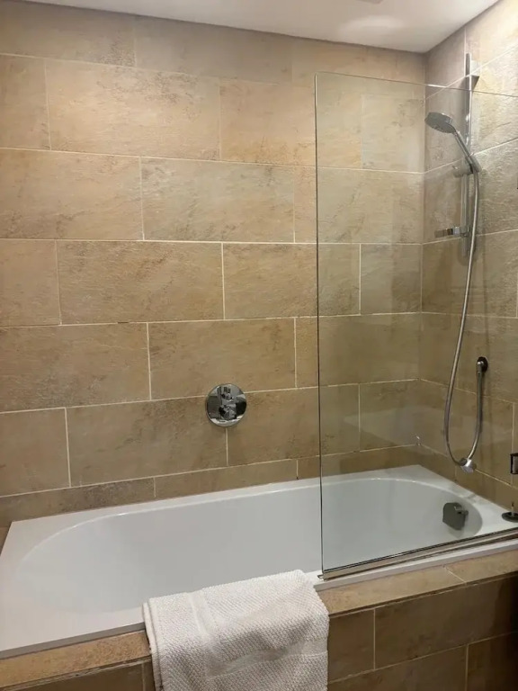 Spacious one bed Quartermile Apartment With Breathtaking Park Views - V Central