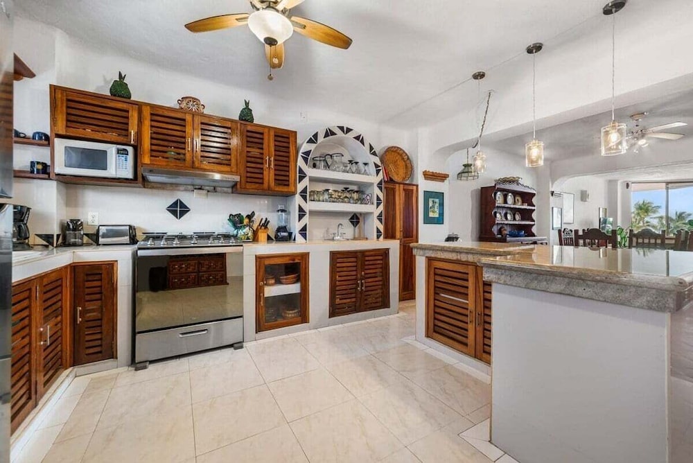 Ocean View 2Br Condo-balcony-beach-pool - 305