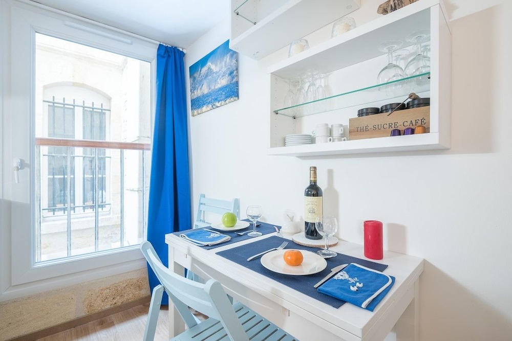 A "boat Cabin" in the Heart of Bordeaux