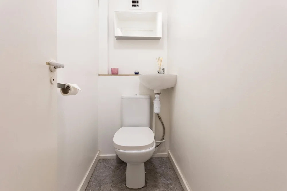 4 Bedroom Apartment in Shepherd's Bush Accommodates 10