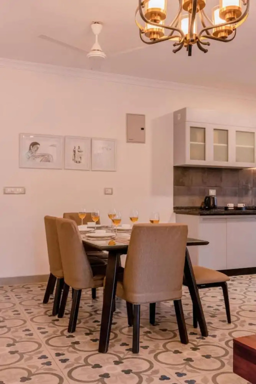 Luxe Apt w Balcony Rooftop Pool 15 min to Beach