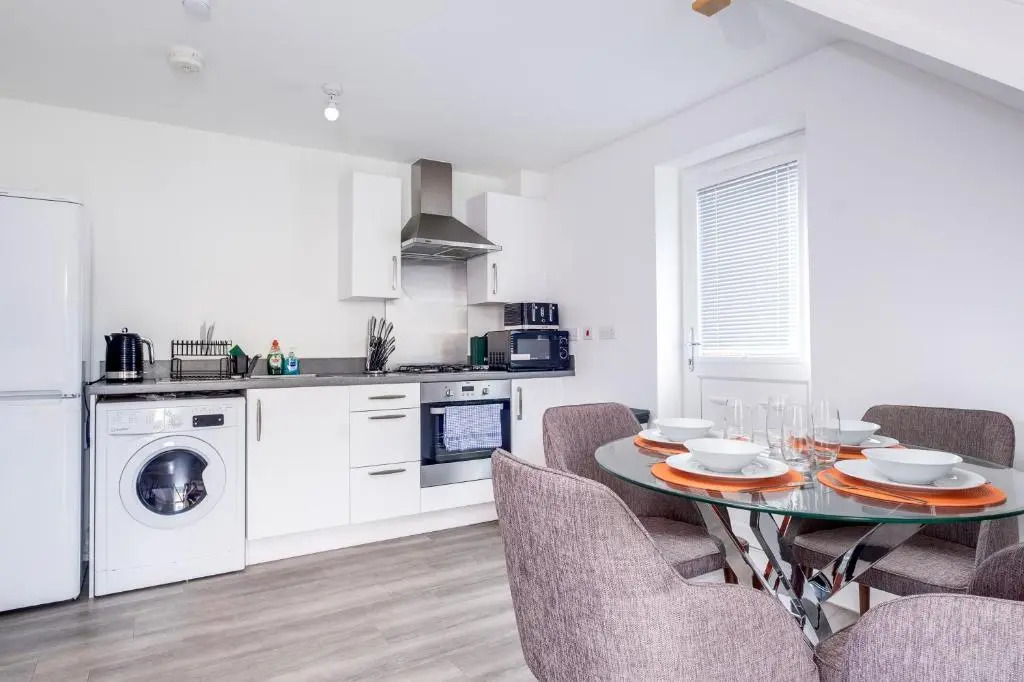 Luxury City Centre Stylish 2 Bed House ☆ FREE DRIVEWAY PARKING → With 55 Inch Smart TV, FREE NETFLIX & WIFI ✘ Comfy Seating Area - BY MAEVELA®