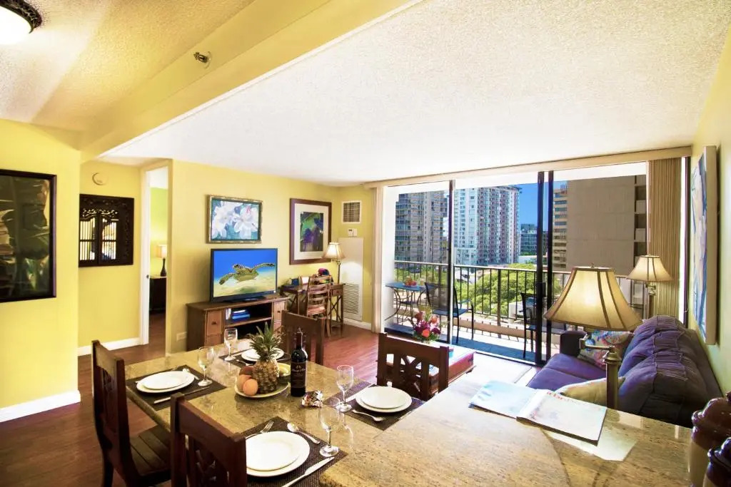 Beautiful 8th Floor 1 Bedroom Condo | 1 Block to Beach | Free Parking & WIFI
