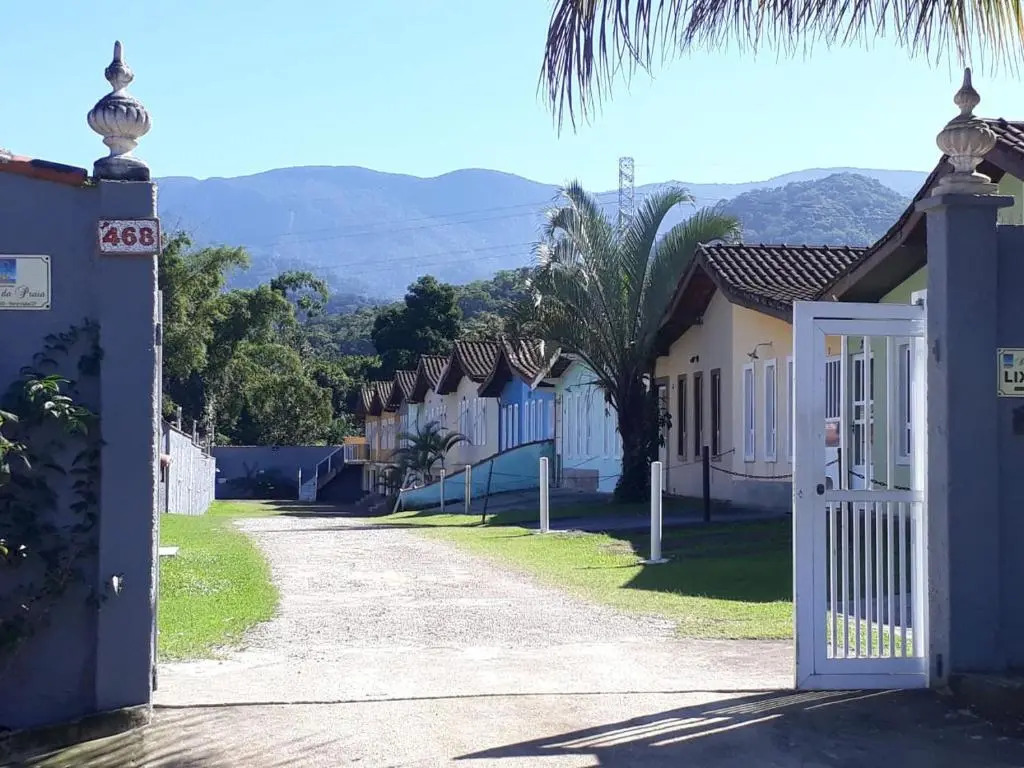 Casas em Condomínio próximo da praia com 2 dormitórios, churrasqueira e 3 vagas de garagem