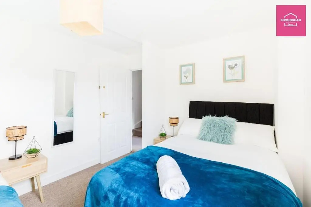 Modern 5 Bedroom Townhouse By City Centre & JQ - 9 Separate Beds, 2 Baths and Parking