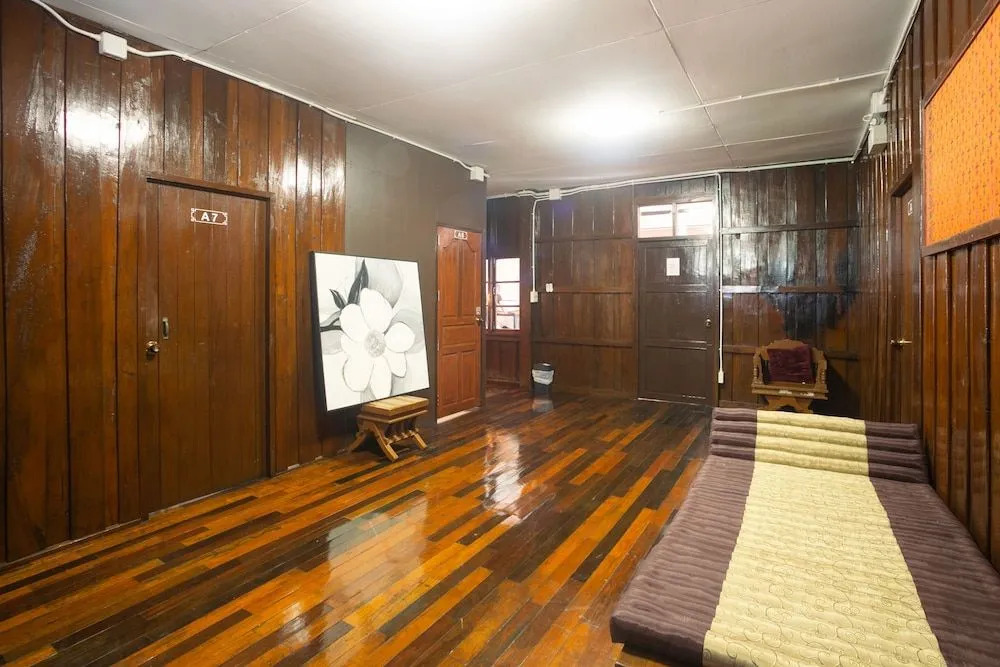 Oyo 708 All Red Hostel Chiang Mai