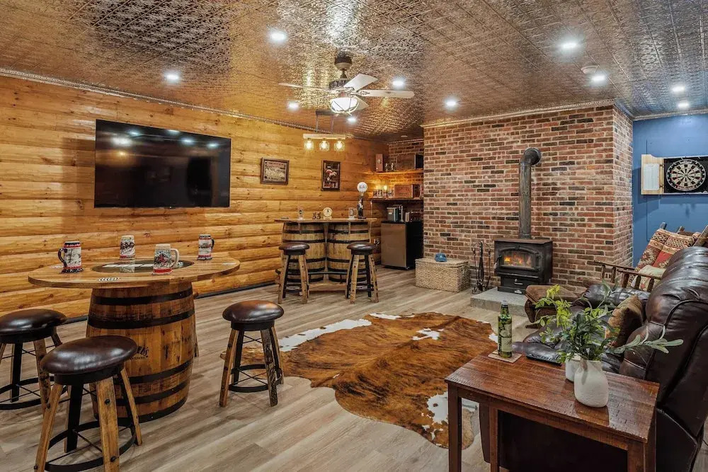 Bigwood Cabin Near Camelback Skiing, Hot Tub, Game Room, Firepit & Yard