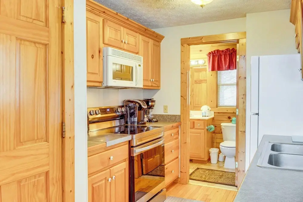 Hot Tub & Game Room: Log Cabin 2 Mi to Ripleys!