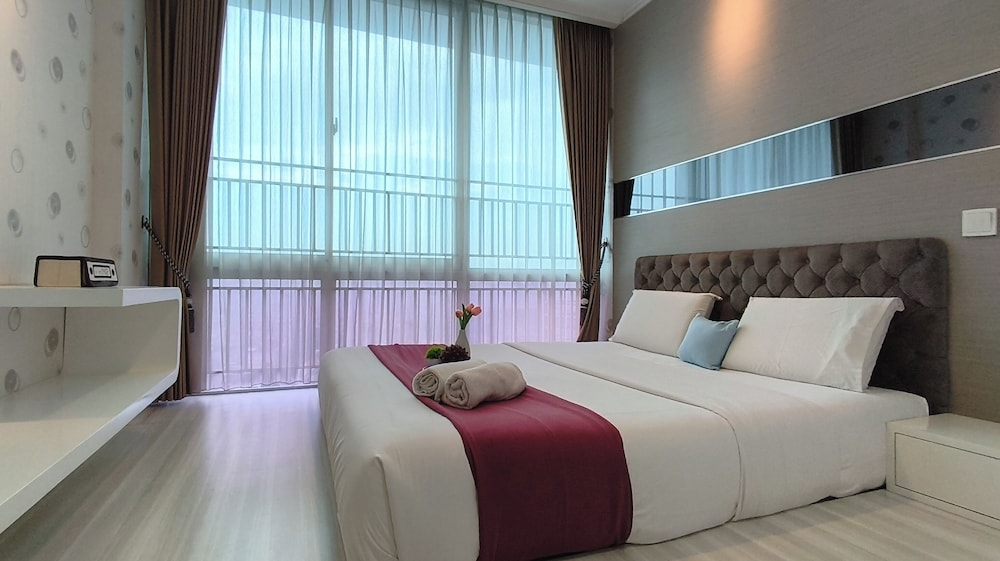 Spacious And Lavish 4Br At The Via And The Vue Ciputra World Apartment