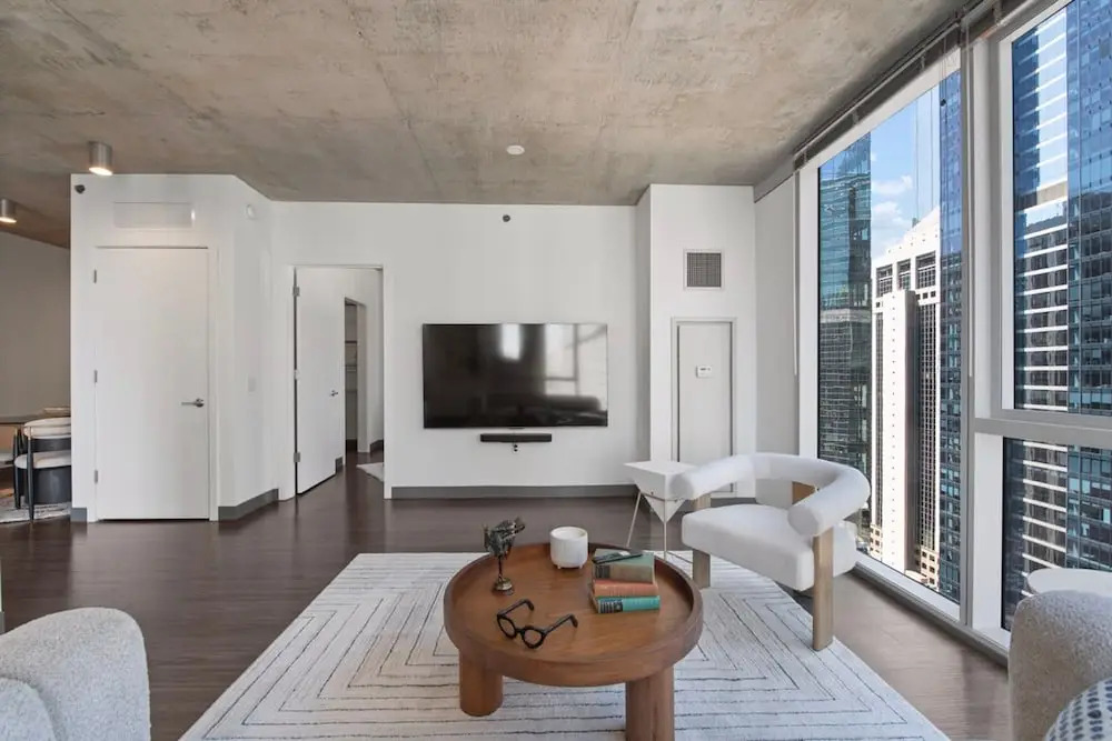 Loop City Views 2BR Apt Near Riverwalk