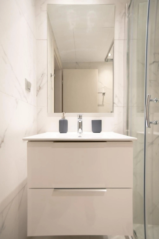 A17 Modern & Cosy 2R flat up to 4ppl near Parthenon