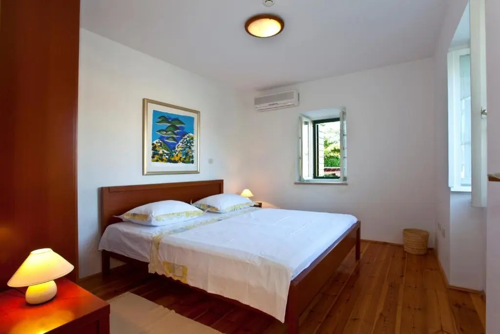 Villa Bonaca - Heated Pool, Harbour Views & Steps to Sea I Sumartin, Brač