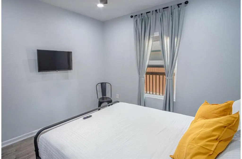 Newly Remodeled 4BR 2BA Near Amazing Downtown