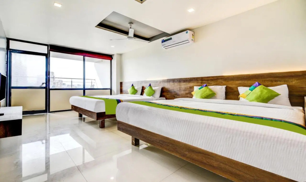 Treebo Shree Sai Suites - 2km from Mahalaxmi Temple