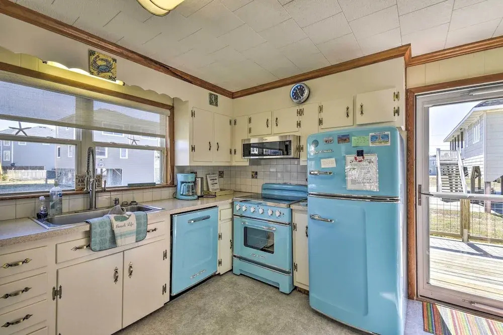 Nags Head Cottage: Screened Porch, Walk to Beach!