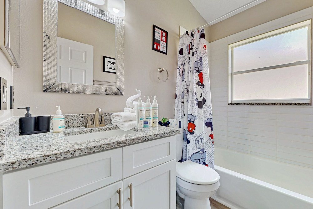 Charming Home With Pool, Enclosed Yard, Central AC, & Washer/dryer