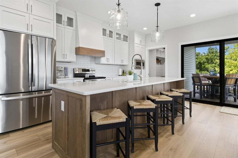 Modern Lakefront Escape The Twelve