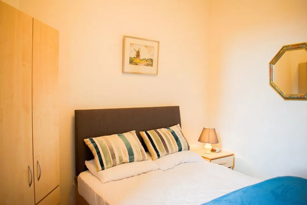 Bright 2 Bedroom Home in Edinburgh