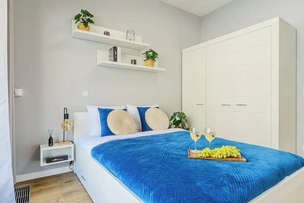 Lumina lux apart near railway station