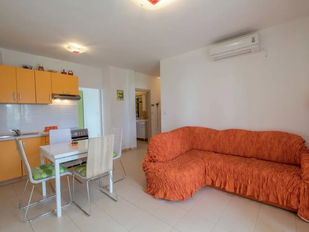 Comfortable Family Apartment Near the sea With Airconditioning, Wifi, and Parking
