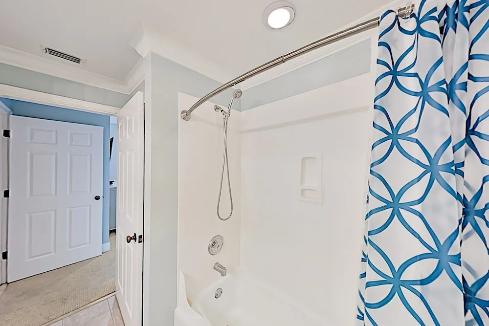 Coligny Plaza W/ Rooftop Pool, Walk To Beach 2 Bedroom Condo