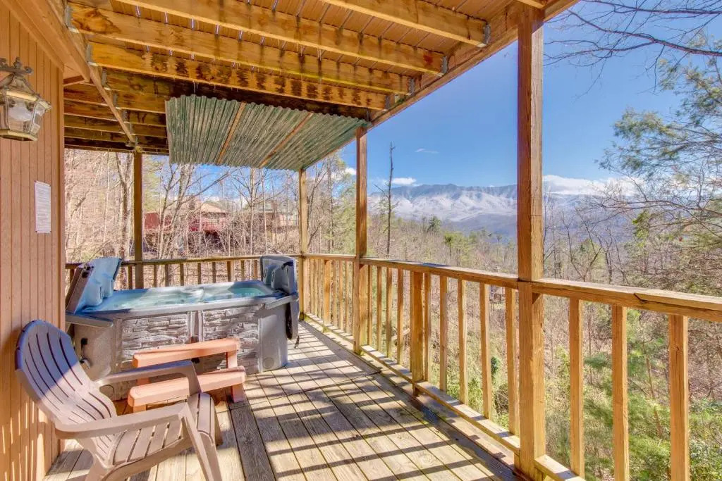 Smoky Mountain Dreams, 3 Bedrooms, Pool Access, Hot Tub, WiFi, Sleeps 7