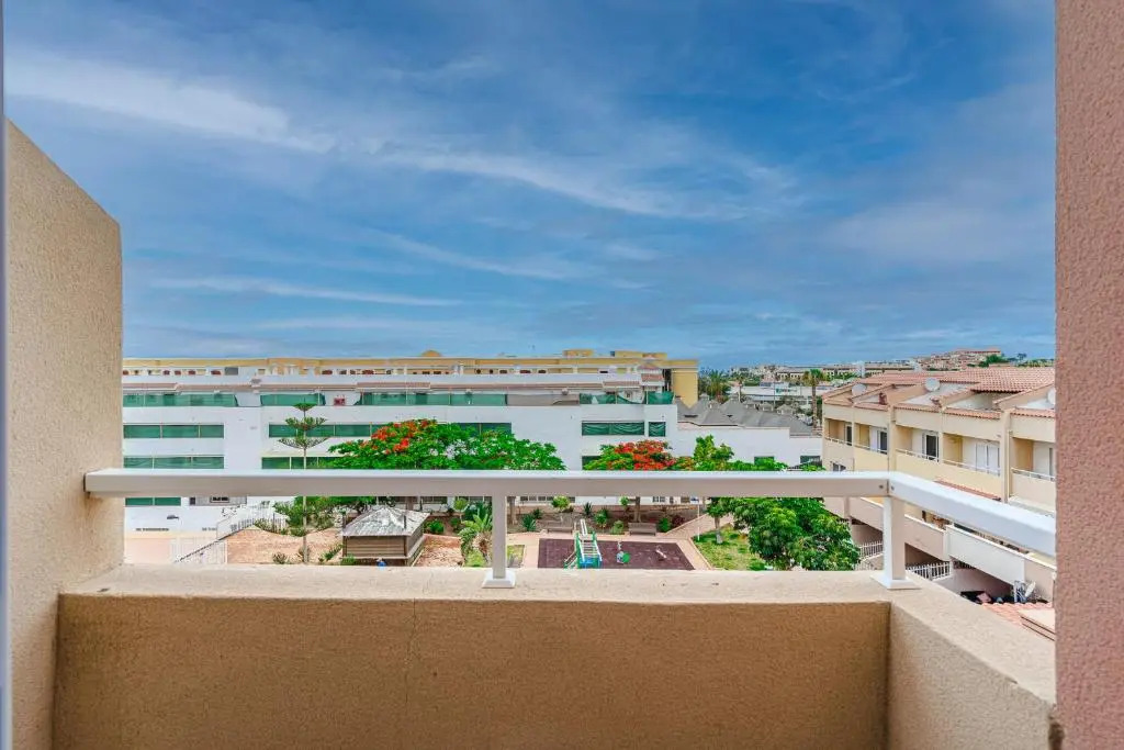 YELLOW 3 bedroom large apartment for 10 guests