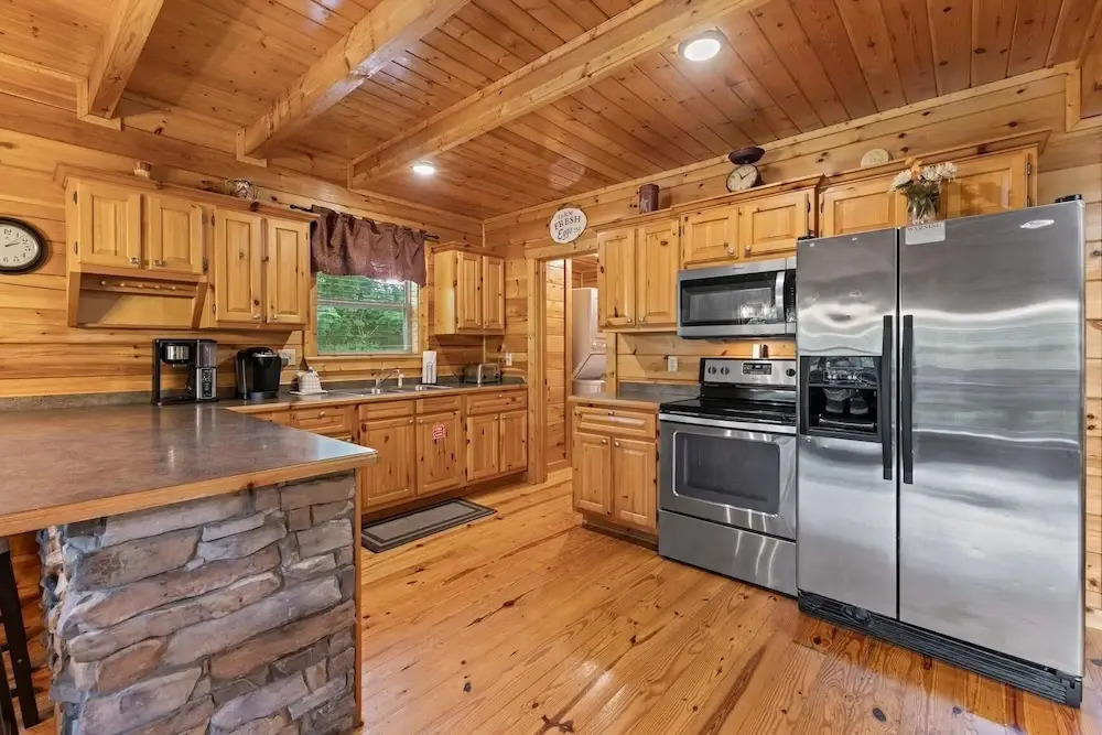 Triple Mountain View Stunning 4 BDR Cabin w/ Private Hot Tub, Game Room