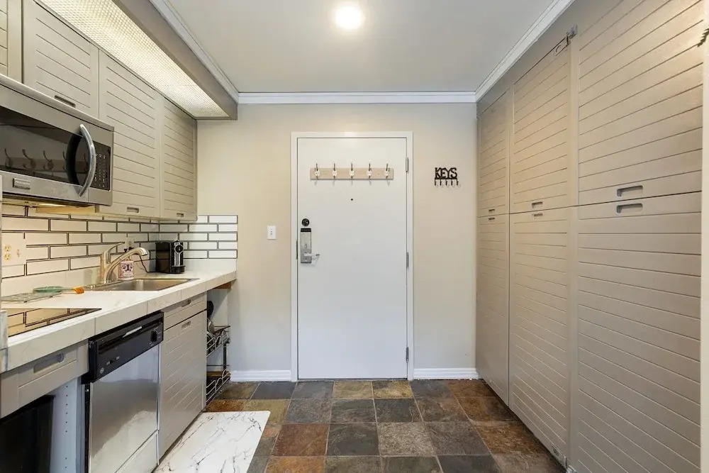 2782 Slopeside 1 Bedroom Condo by RedAwning