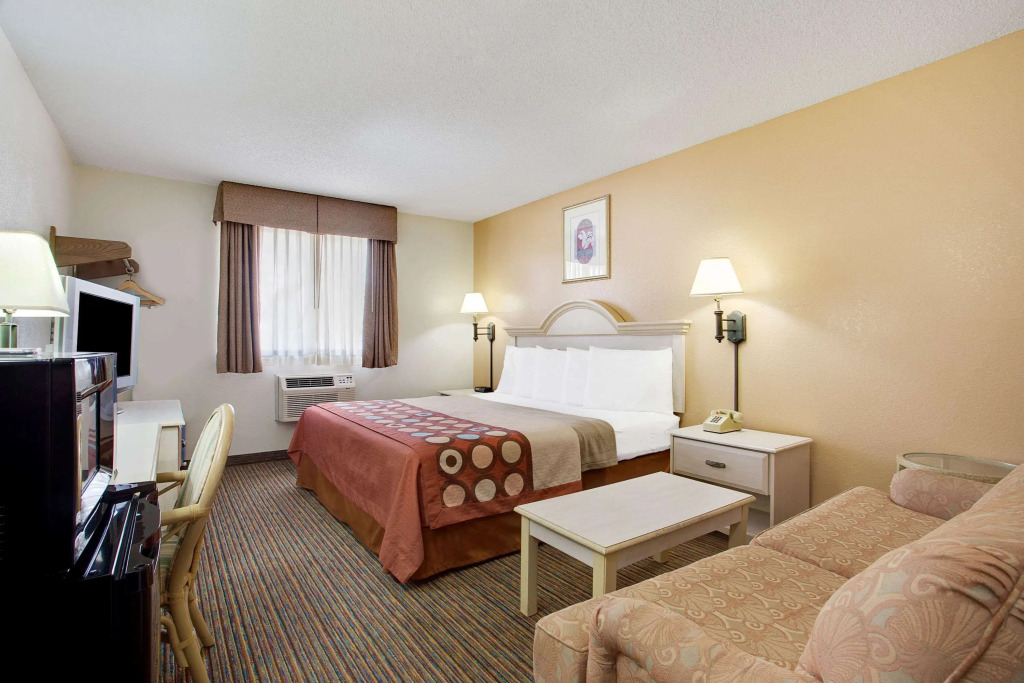 Super8 by Wyndham NEARBY Clearwater St Petersburg International Airport