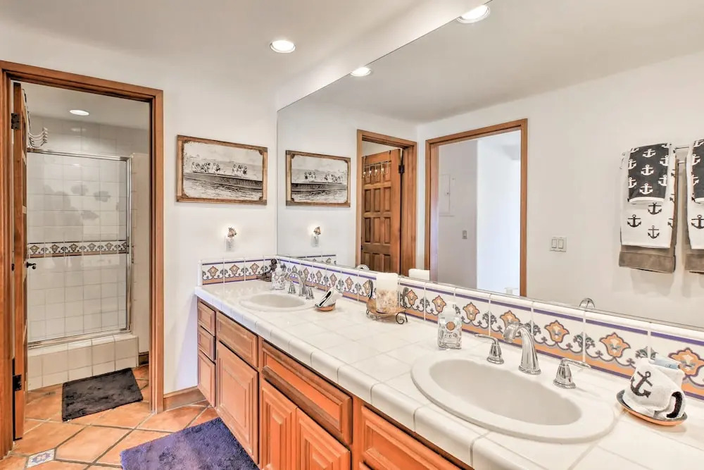 Ocean-view Hamilton Cove Oasis: Pool, Tennis & Gym 2 Bedroom Villa