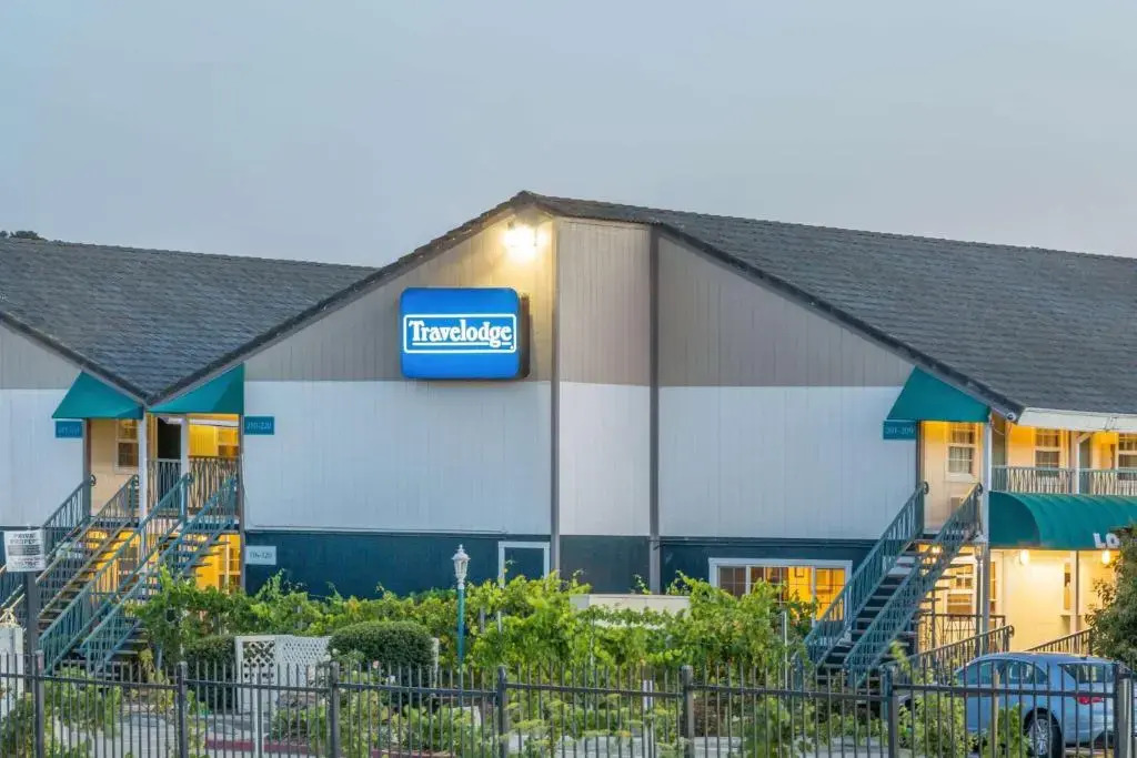Econo Lodge Inn & Suites