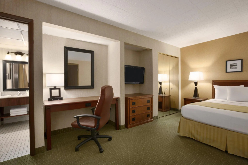 Country Inn & Suites by Radisson, Traverse City, MI