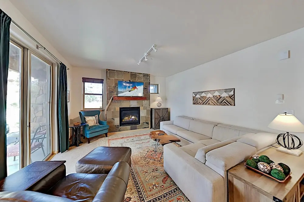 All-suite Main Street : Pool, Hot Tub & Gym 2 Bedroom Condo