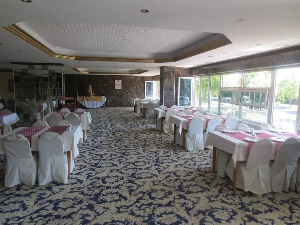 Eyna Hotel