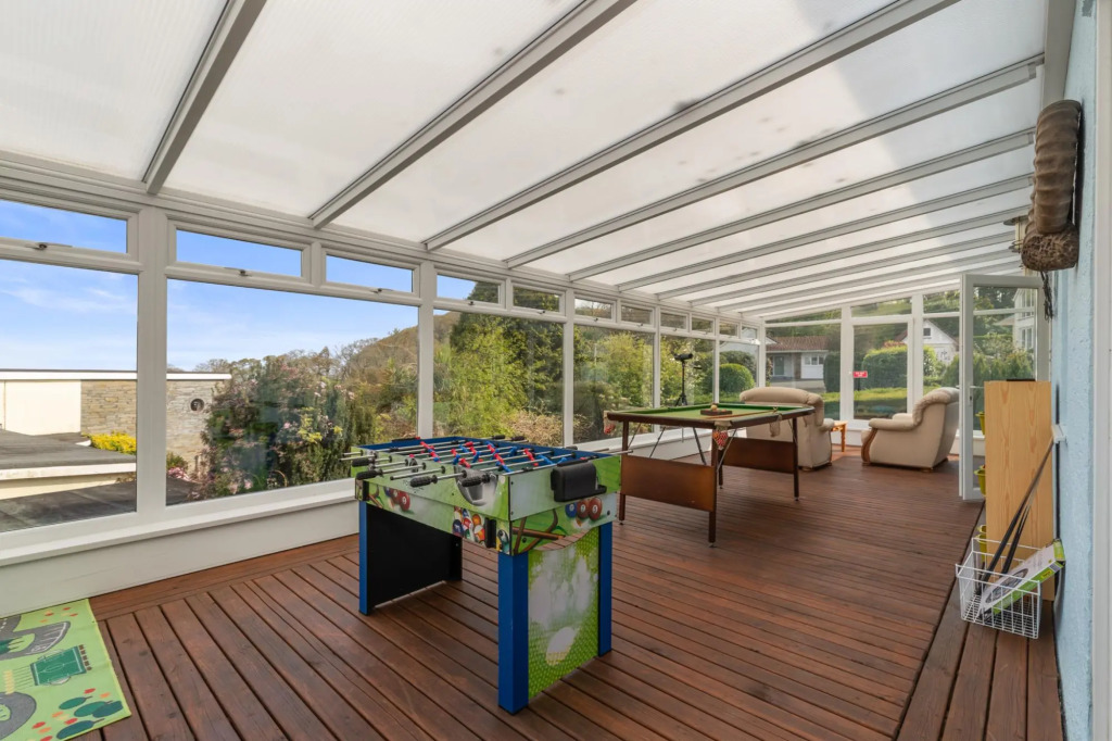 Sunningdale - Beach Side Cottage, Sea Views, Parking