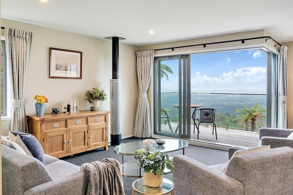 Spectacular Hilltop Retreat near Piha